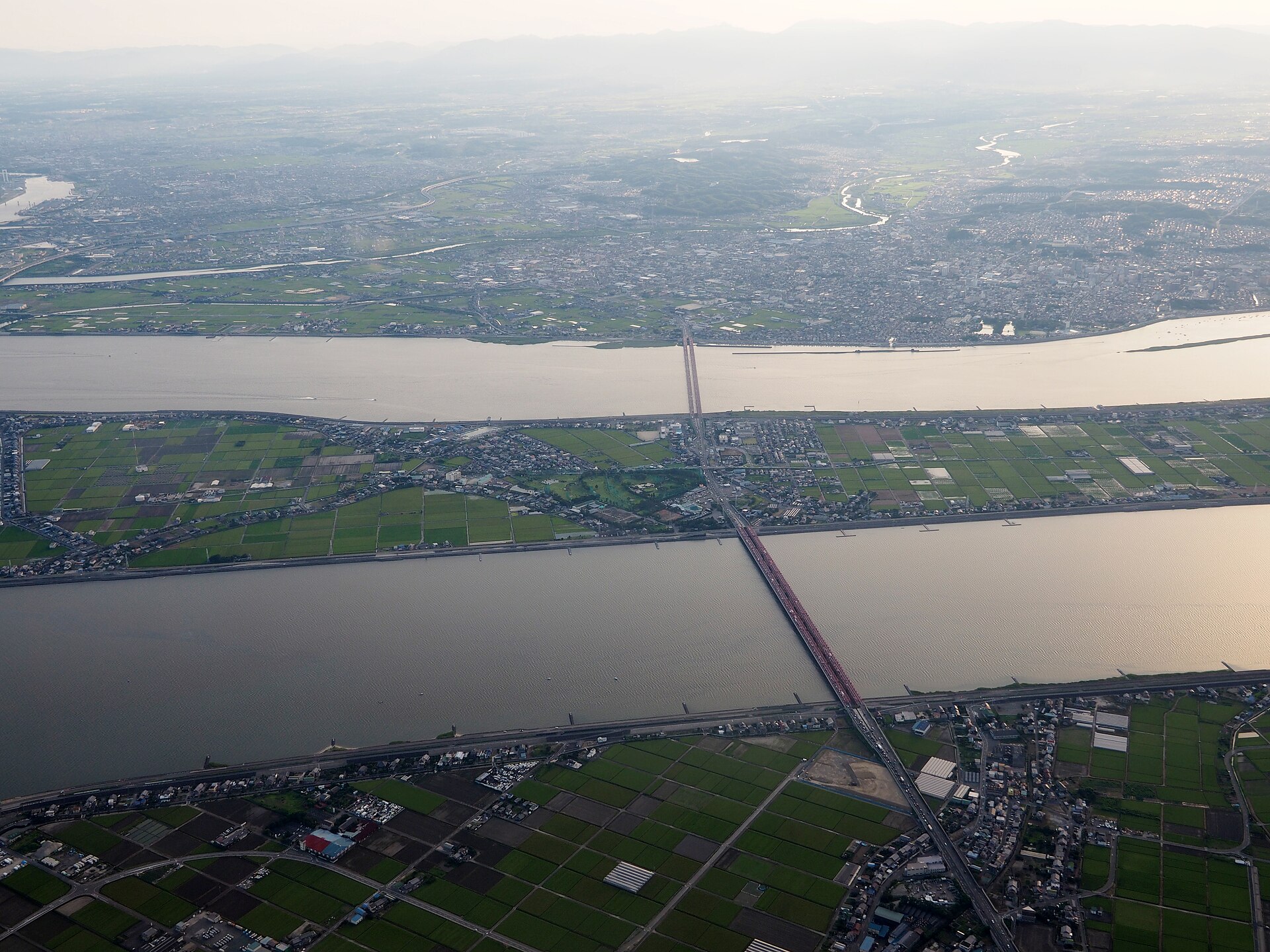 長良川と堤防の空撮